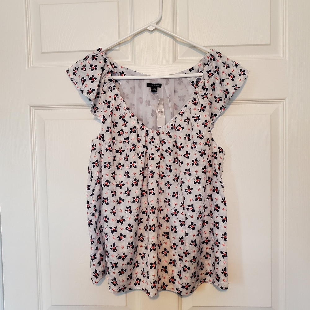 NWT- Ann Taylor Floral V-neck Raglan Top in Blue - Size M